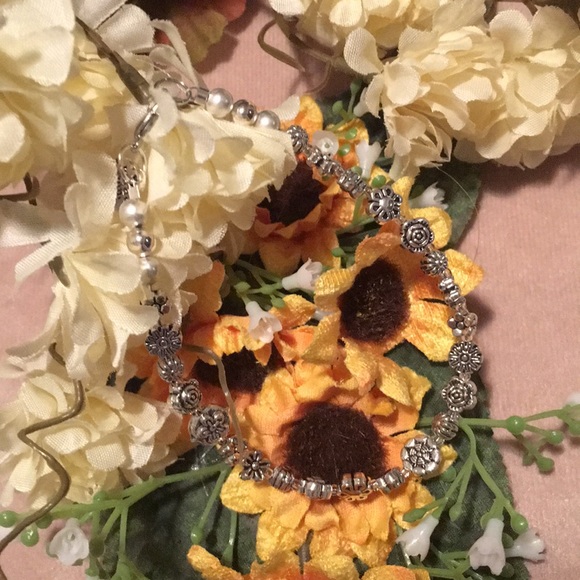 🆕NEW! HANDMADE 8” Silver tone Floral Bracelet - Picture 2 of 6